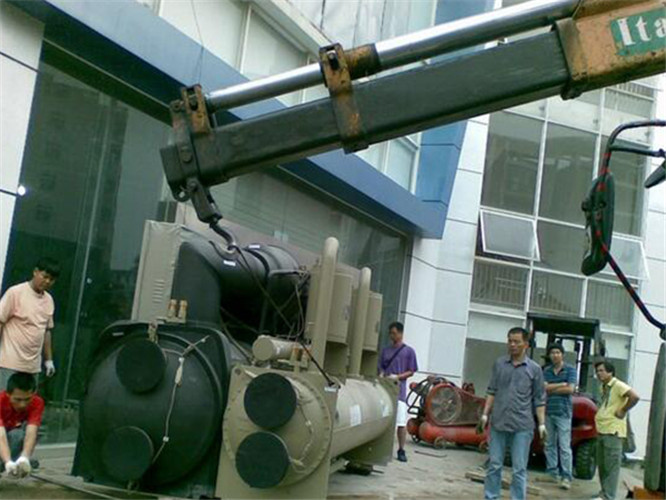 金塔县随车吊和汽车吊的核心区别是什么？哪种更省钱？